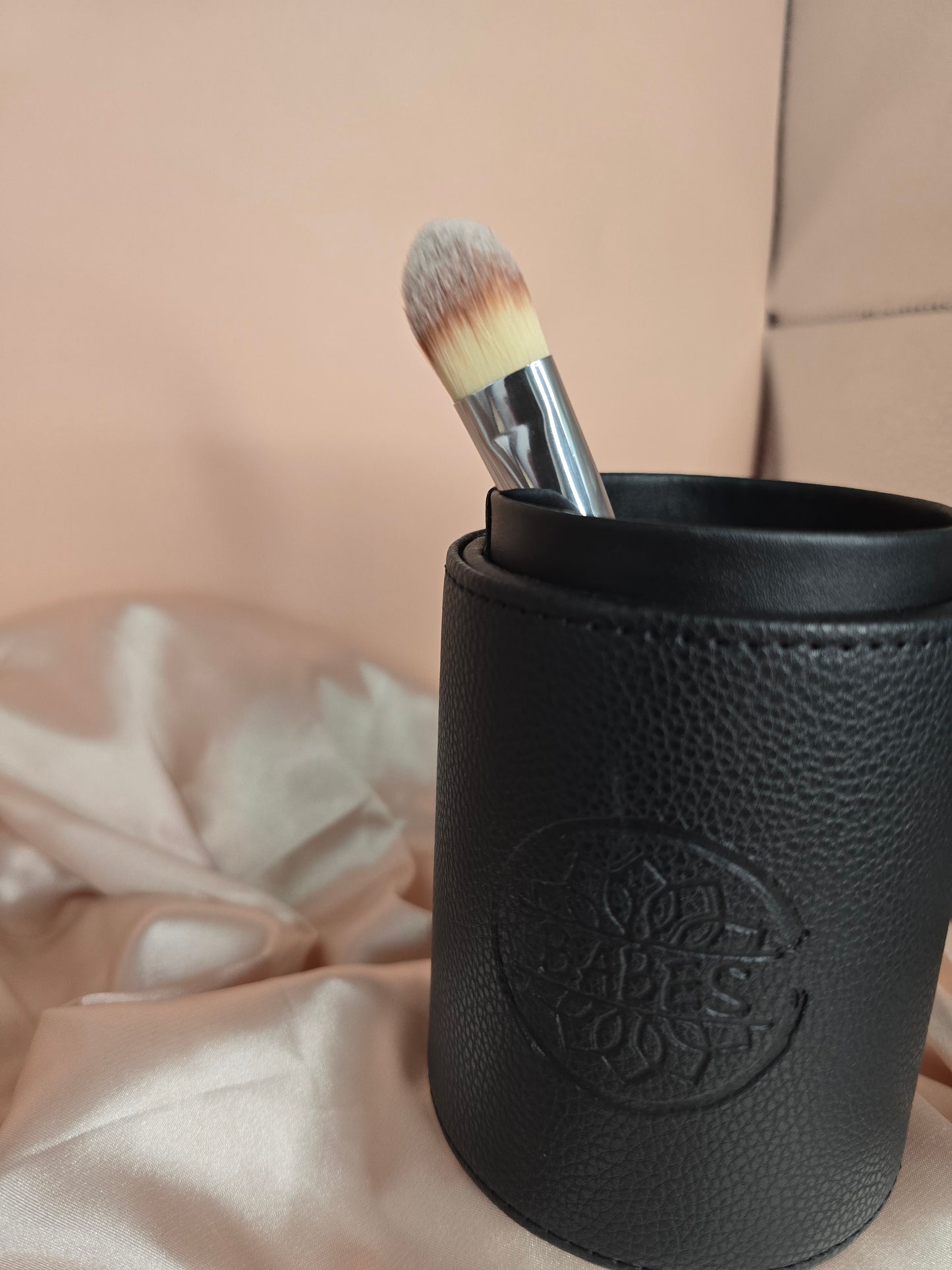 Pony and Goat Hair Makeup Brushes with barrel traveling case