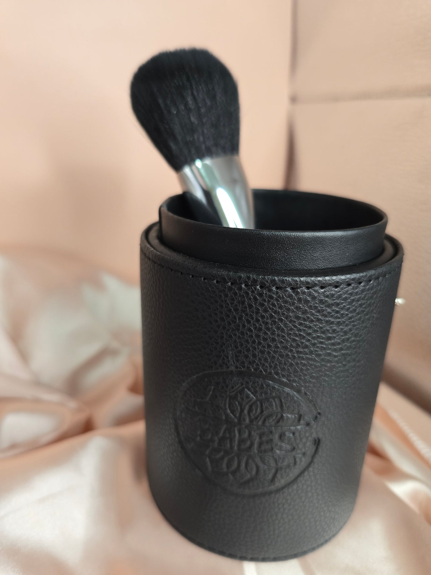 Pony and Goat Hair Makeup Brushes with barrel traveling case
