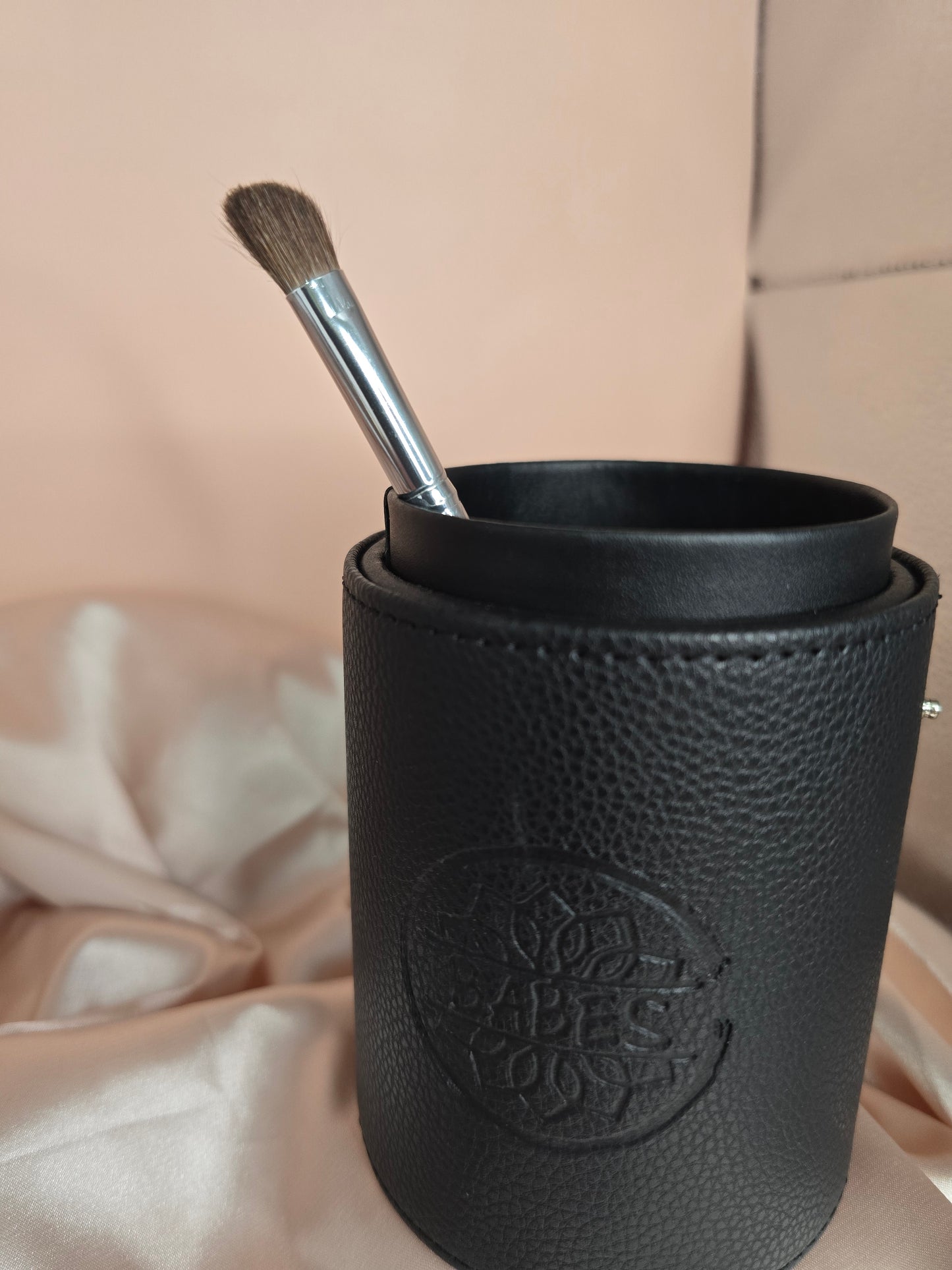 Pony and Goat Hair Makeup Brushes with barrel traveling case