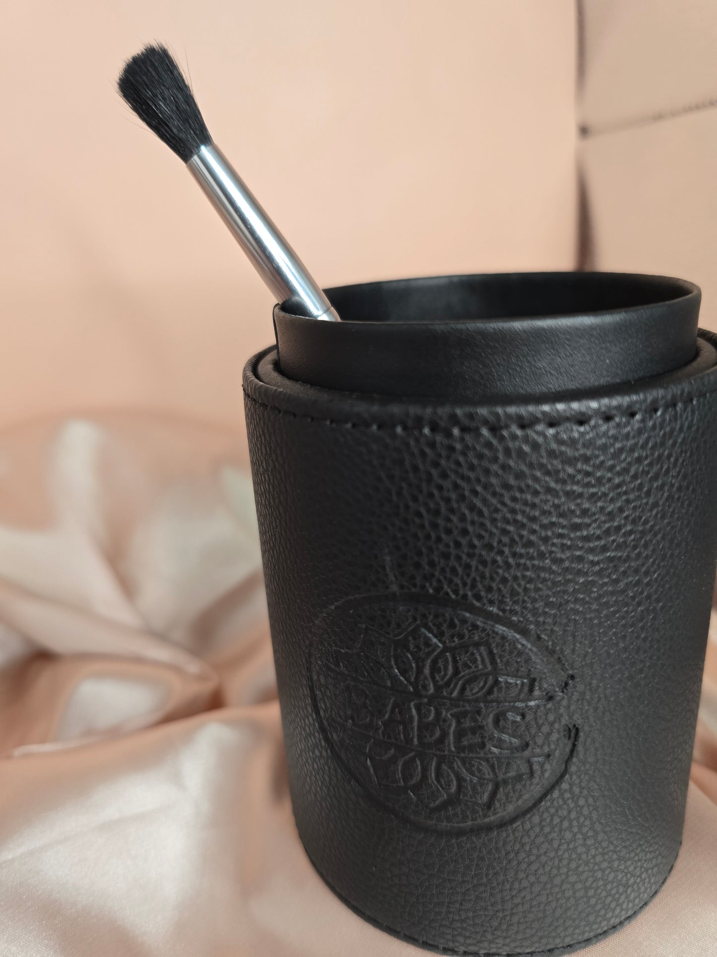 Pony and Goat Hair Makeup Brushes with barrel traveling case