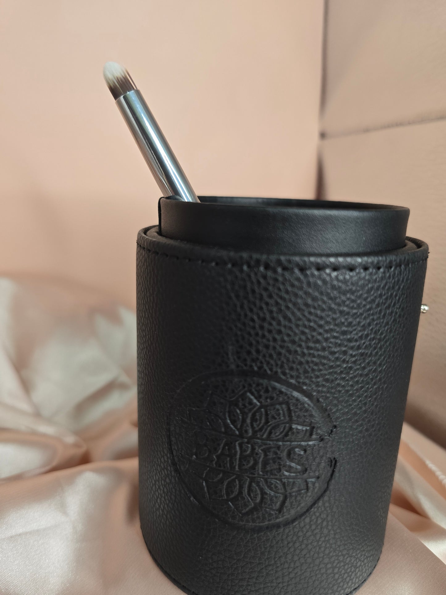 Pony and Goat Hair Makeup Brushes with barrel traveling case