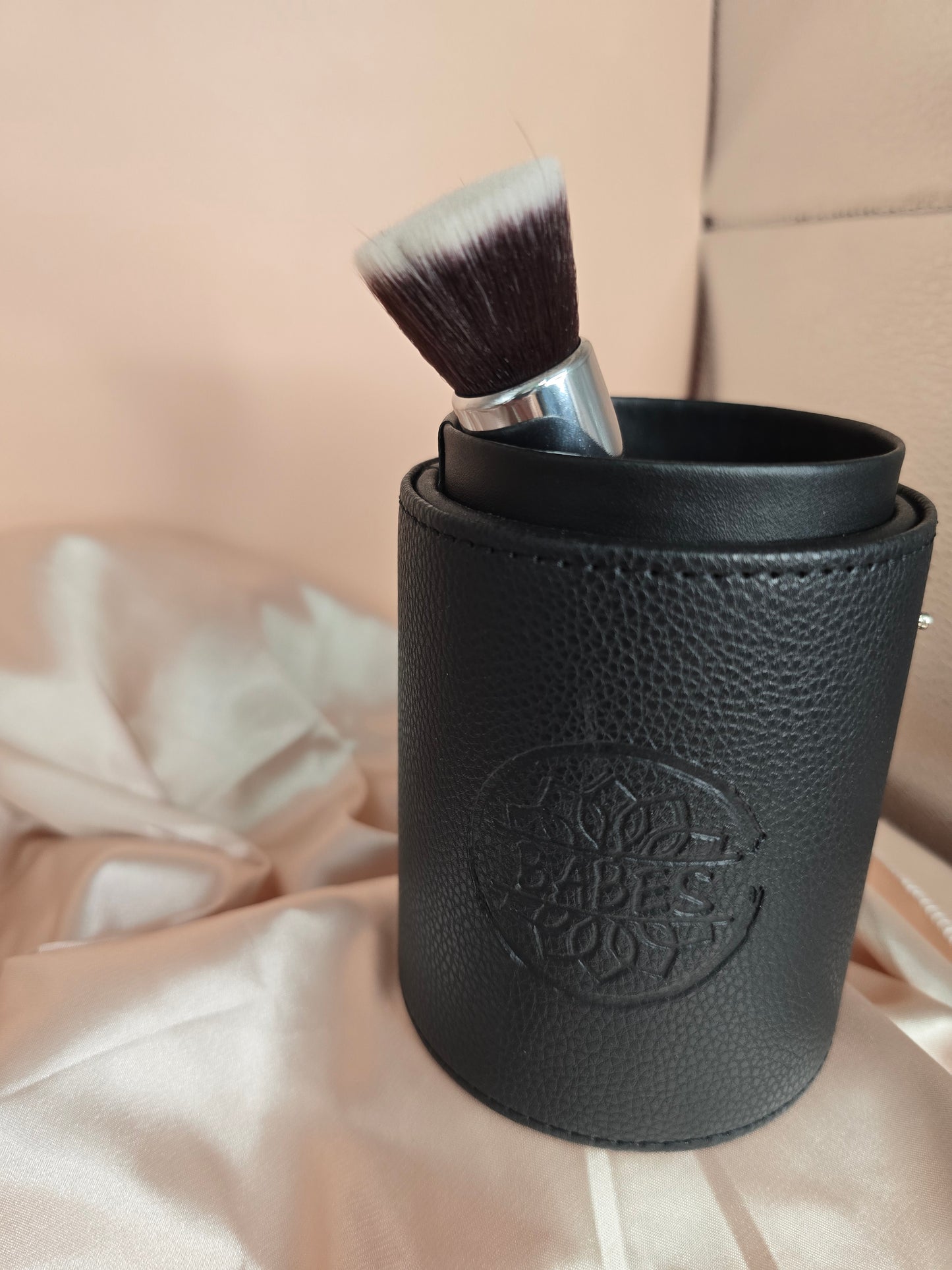 Pony and Goat Hair Makeup Brushes with barrel traveling case