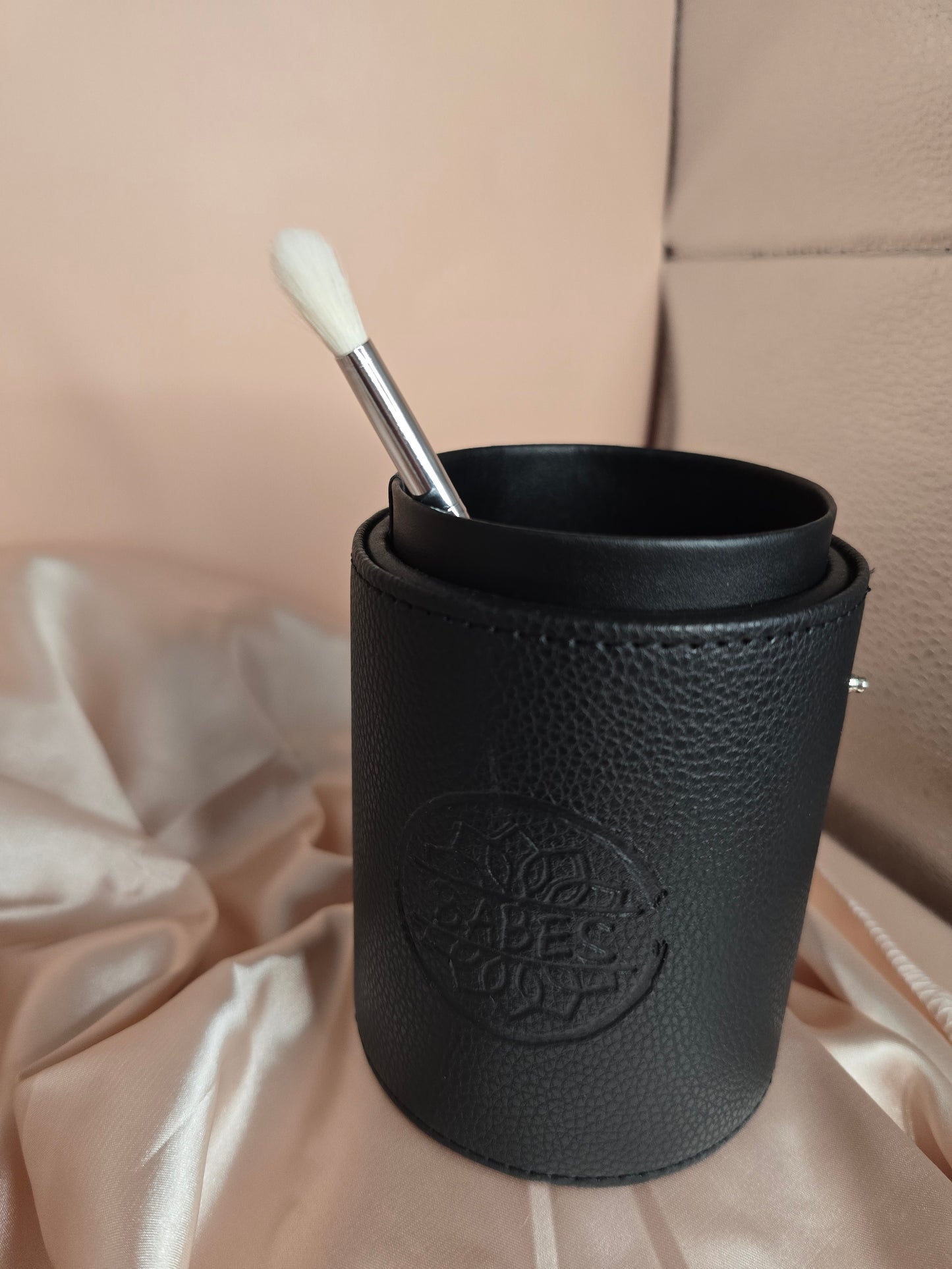 Pony and Goat Hair Makeup Brushes with barrel traveling case