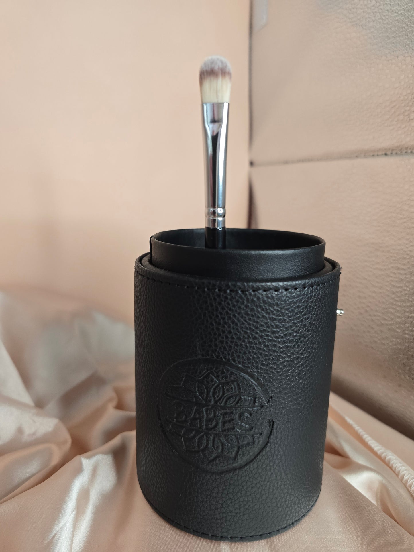 Pony and Goat Hair Makeup Brushes with barrel traveling case