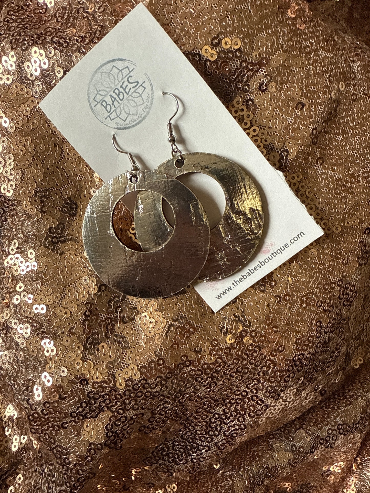 Silver circle leather earrings