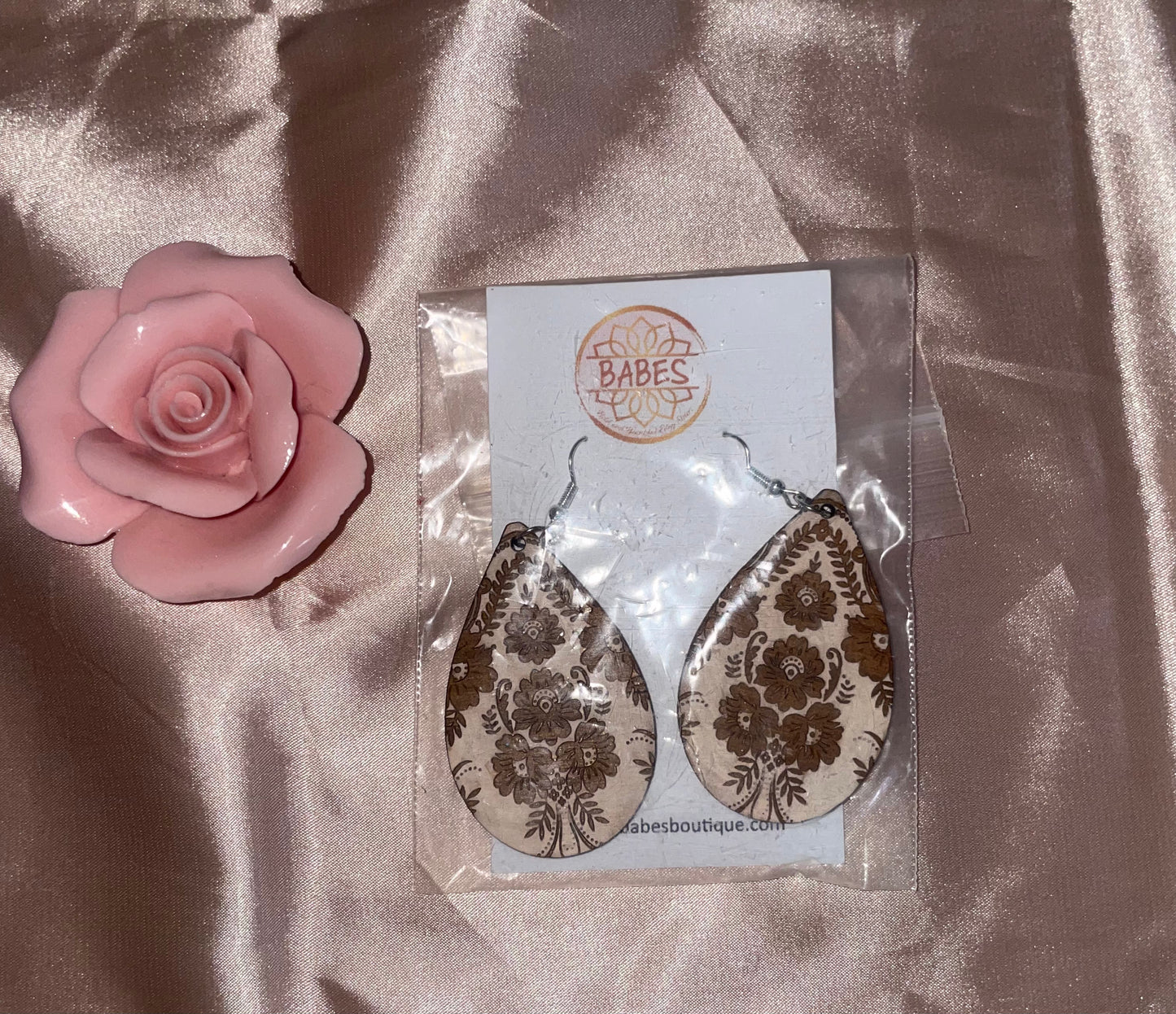 Wood tear drop brown flowers