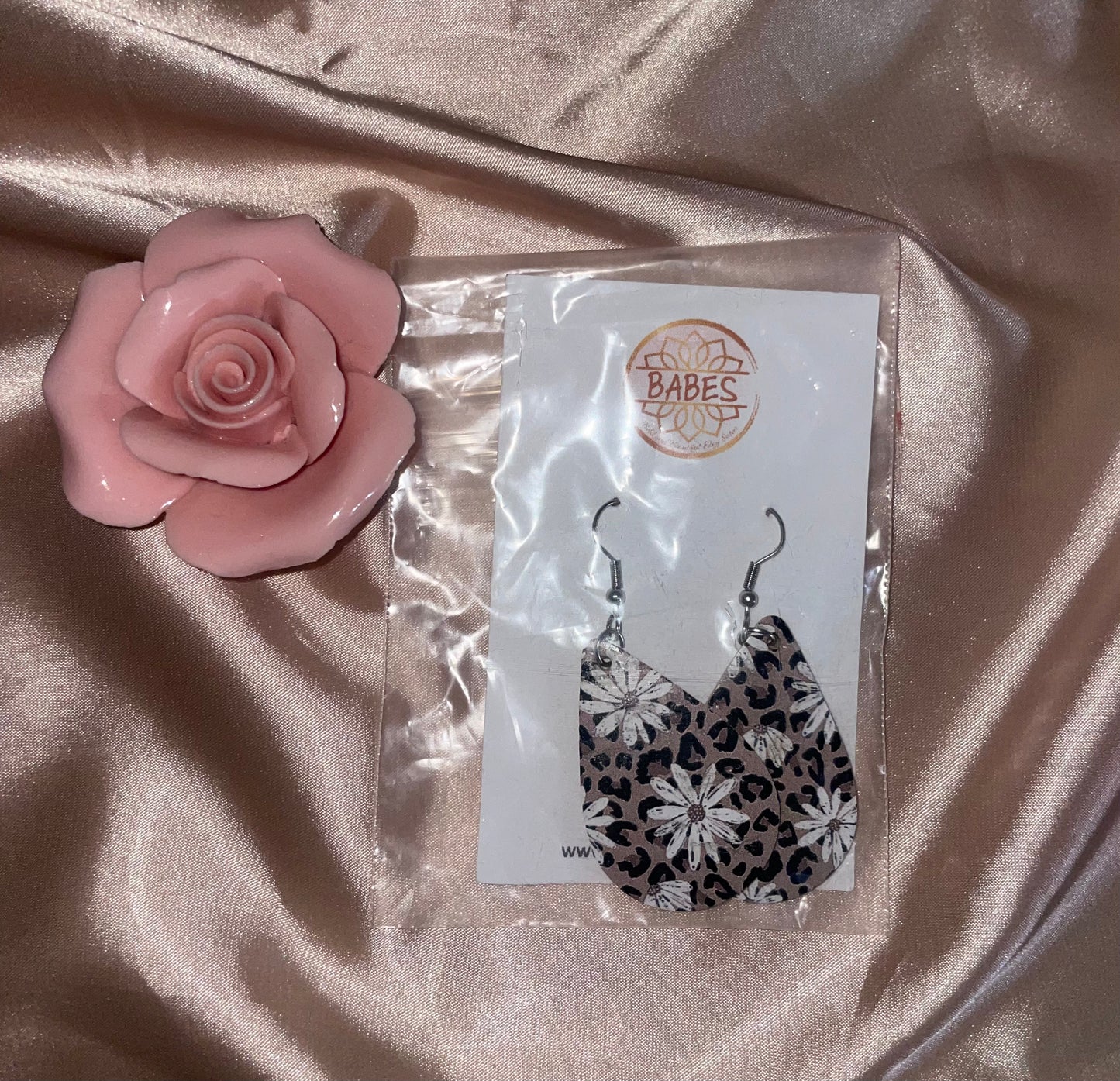 Leather tear drop brown black daisy flowers