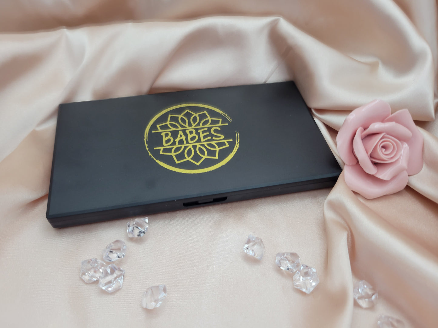 Neutral eye shadow palette with 6 eye shadows