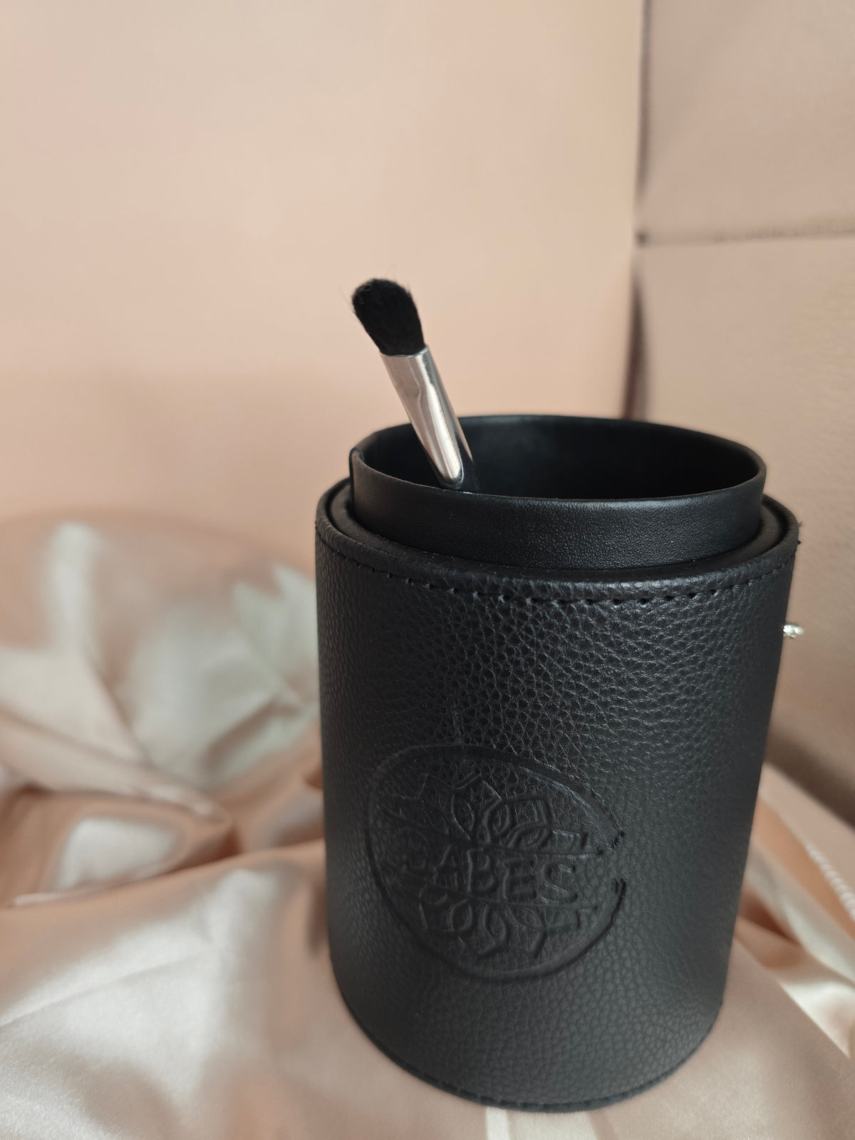 Pony and Goat Hair Makeup Brushes with barrel traveling case