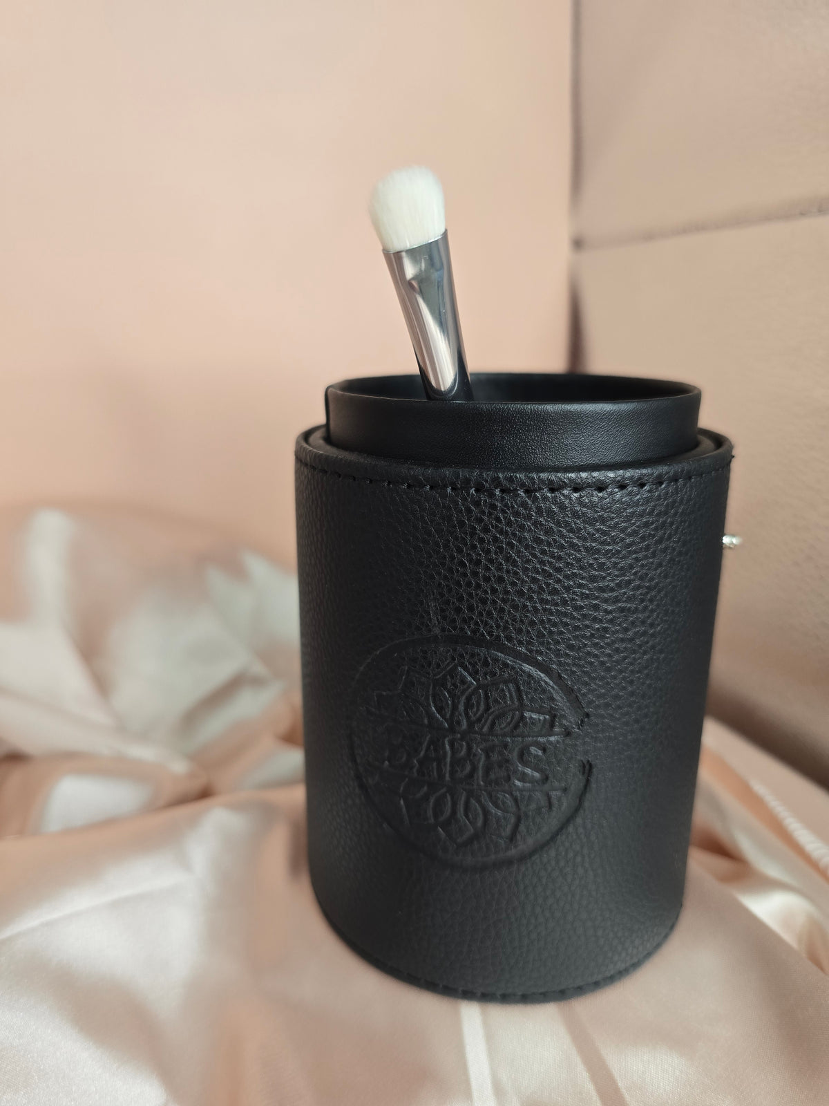 Pony and Goat Hair Makeup Brushes with barrel traveling case