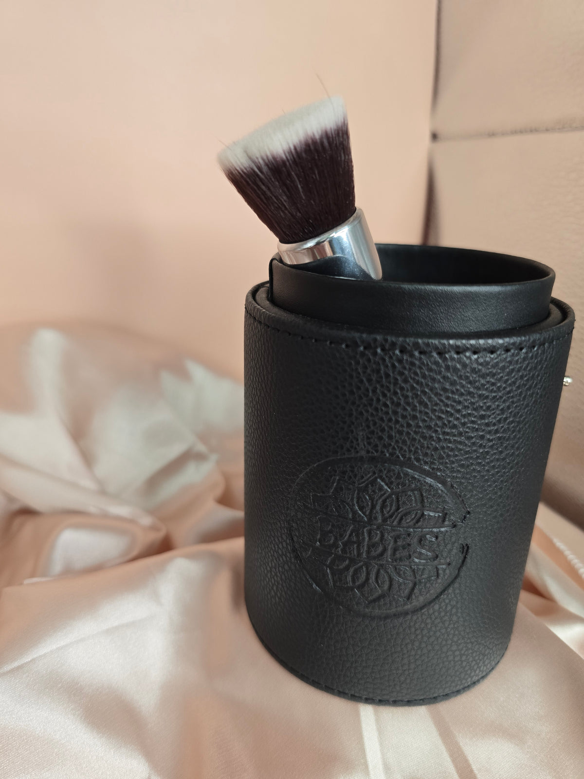 Pony and Goat Hair Makeup Brushes with barrel traveling case