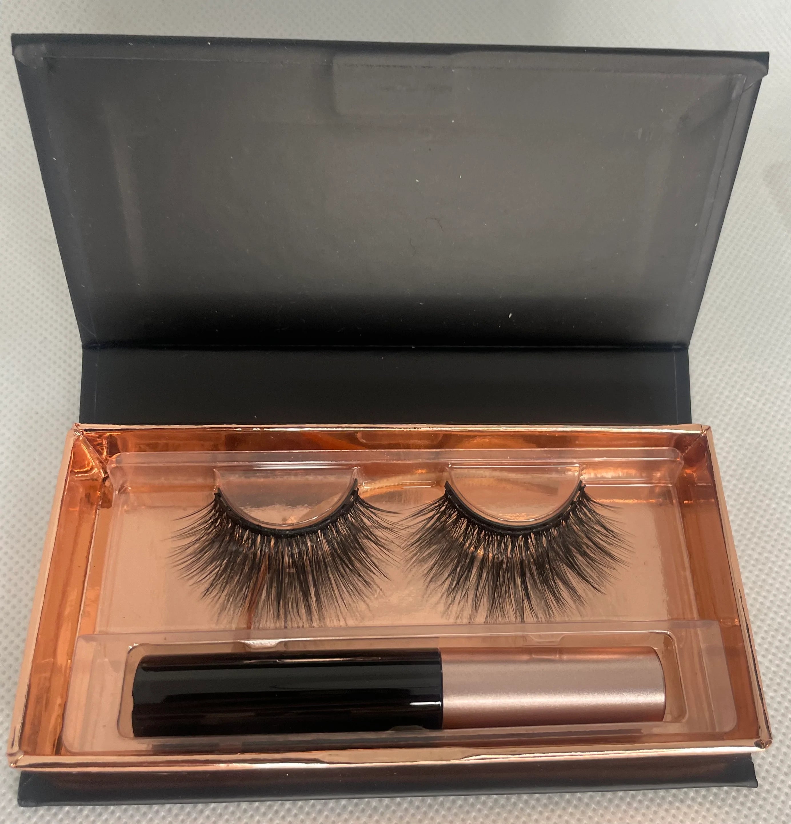 Load video: Video on how to apply our magnetic liner lashes.