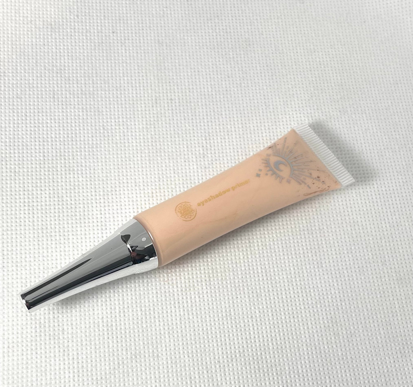 Eye shadow primer